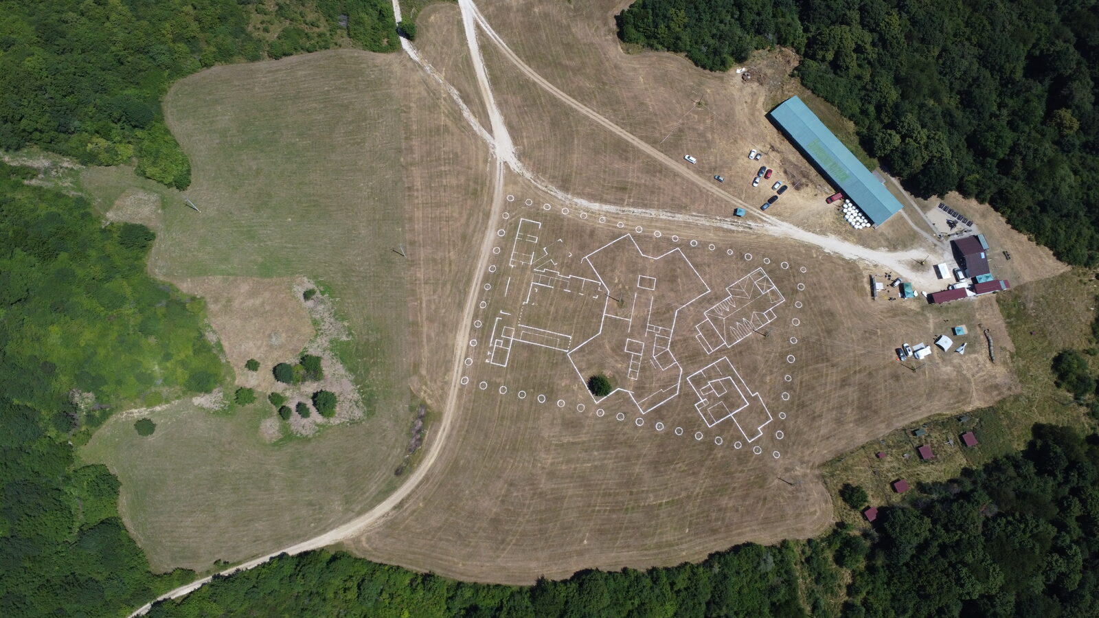 Aerial pohľad na site-specific Partenón Matúša Lányiho, 2022